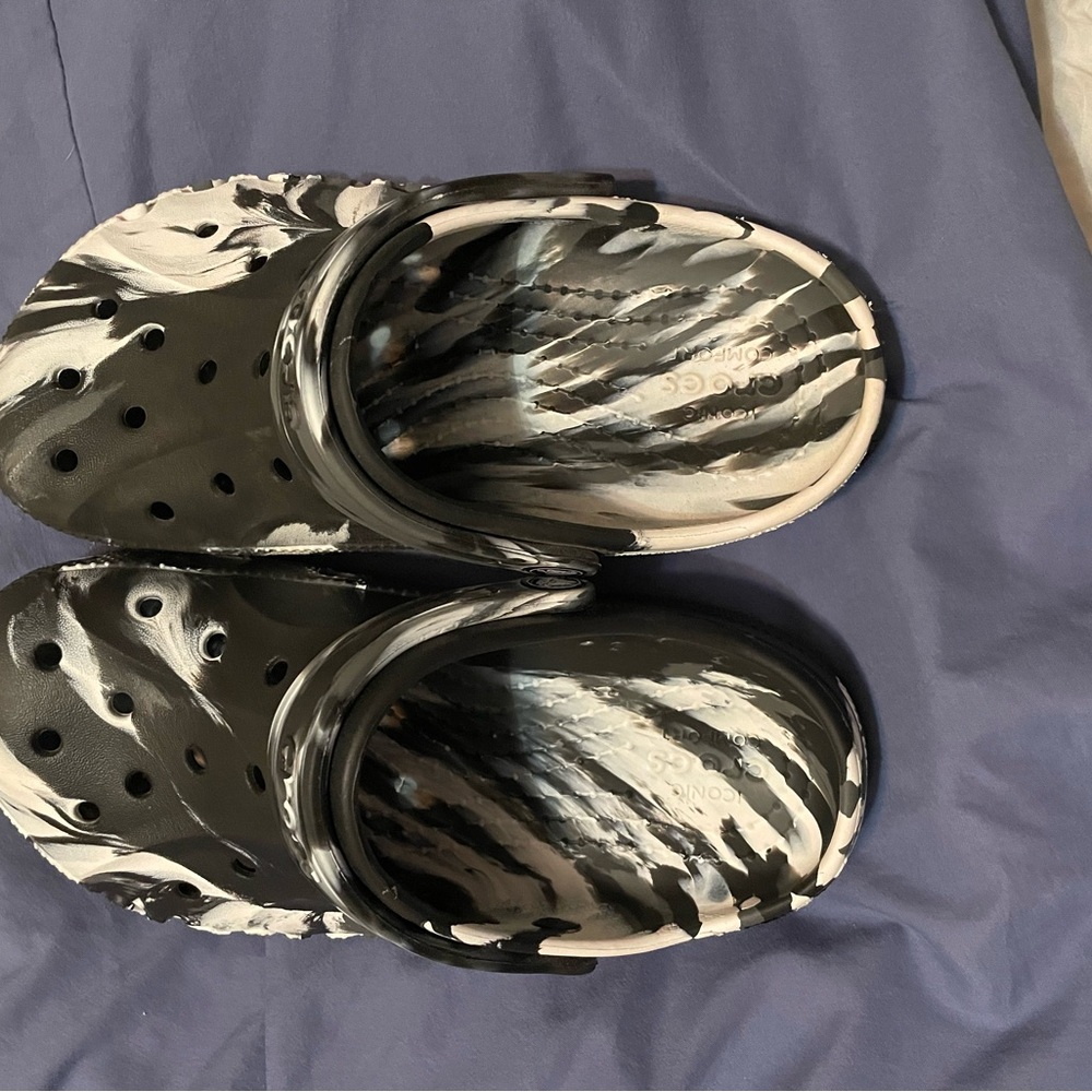 CROCS Black and White Kids Shoes never worn he didn’t like color J3 size